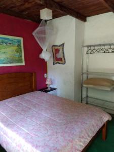 a bedroom with a bed and a shelf at Casas de 1, 2 e 4 quartos-100m da praia- com AC-WIFI-Estac in Camburi