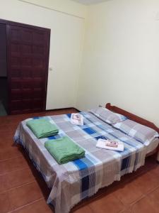 a bedroom with a bed with towels on it at Tucán Alojamiento in Puerto Iguazú