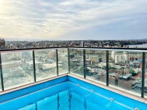 desde la azotea de un edificio con piscina en Torre Leonardo Carlos Paz en Villa Carlos Paz