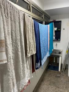 una fila de toallas colgando de una línea de ropa en Apartamento perfeito e na melhor localização de Goiânia insta thiagojacomo, en Goiânia