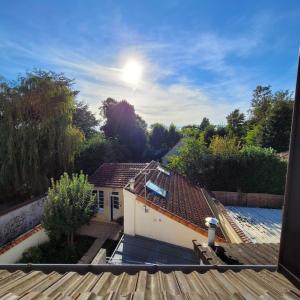 una vista desde el techo de una casa en Le Rayon de Soleil de Paris Saint-Brice CDG, en Saint-Brice-sous-Forêt