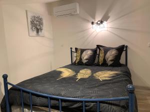 een slaapkamer met een bed met een lamp aan de muur bij La Magnanerie in Mialet