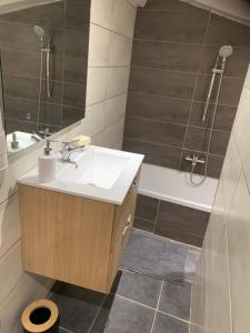 een badkamer met een wastafel en een douche bij La Magnanerie in Mialet