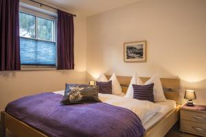 een slaapkamer met een bed en een raam en een bed sidx sidx sidx bij Apartment Gschwandtner Haus Stoareich in Bad Gastein