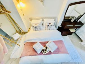 1 dormitorio con 2 camas y piano en Nadia's White Loft en Patras