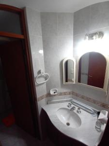 y baño con lavabo y espejo. en Nilo en San Rafael