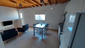 cocina con mesa y sillas en una habitación en Los Coirones en Maipú