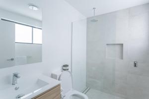 Ένα μπάνιο στο Chapel Heights Apartments +35 φωτογραφίες