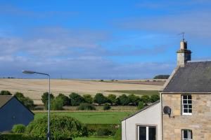 una casa con vistas a un campo y un semáforo en Meldrums Apartments en Ceres