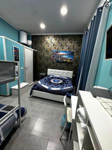 1 dormitorio con 1 cama en una habitación con paredes azules en Hotel B&B Spaccanapoli, en Nápoles