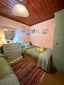 1 dormitorio con 2 camas, tocador y espejo en DandyVillas-Vintage Cottage House-Pelion-Argalasti-Kallithea, en KallithÃ©a