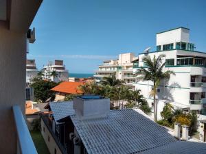 vistas a una ciudad con edificios y palmeras en Apartamento Rota do Mar, en Bombinhas