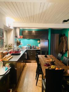 Küche/Küchenzeile in der Unterkunft Cocon alpin, Situation top, Chalet Reine des neiges
