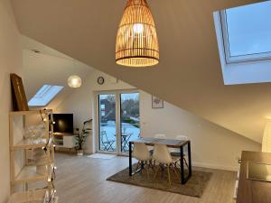 a dining room with a table and chairs in a room at Gemütliche Apartments direkt an der Grenze von Hamburg in Norderstedt