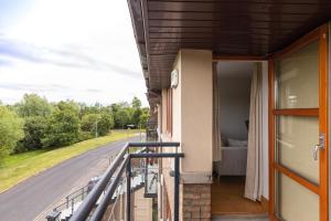 un balcón de una casa con vistas a la carretera en Belarmine, en Stepaside