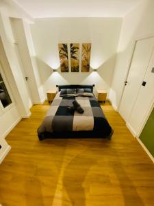 ein Schlafzimmer mit einem großen Bett in einem Zimmer in der Unterkunft Le doux refuge - 50m2 flat in the heart of Orleans in Orléans