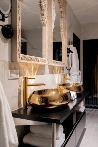 een badkamer met 2 wastafels en een grote spiegel bij B&B 1001 nacht in Zonhoven