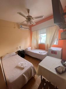 1 dormitorio con 2 camas y ventilador de techo en Apart La Cantora en Gualeguaychú