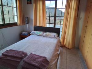 sypialnia z łóżkiem z dwoma ręcznikami w obiekcie Kampi Double Storey House in the Village w Nikozji