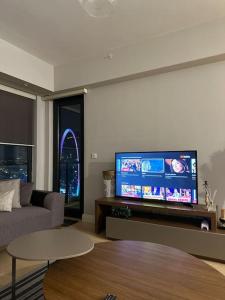 sala de estar con sofá y TV de pantalla plana en Mükemmel manzaralı balkonlu 2 yatak odalı ve 2 banyolu ultra lüks daire, en Estambul