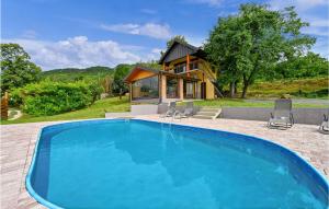 una piscina frente a una casa en Nice Home In Sopron With Outdoor Swimming Pool, Wifi And 1 Bedrooms, en Kalnik