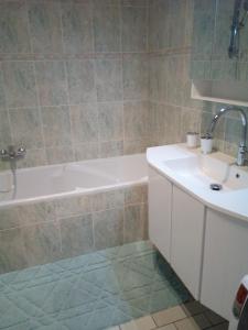 a bathroom with a bath tub and a sink at L'EUROPEEN Centre-inst européennes in Strasbourg