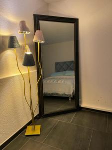 a bedroom with two lamps and a mirror at 2 Zimmer wohnung zur tägliche Miete in Hechingen