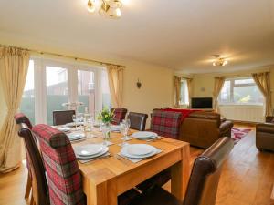 - une salle à manger avec une table et des chaises dans l'établissement Kingsford House, à Ross-on-Wye