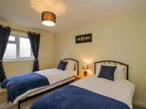 two beds sitting next to each other in a bedroom at Kingsford House in Ross on Wye