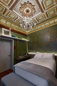 1 dormitorio con cama y techo artesonado en Casa Firenza Hotel & Suites Boutique, en Cuenca