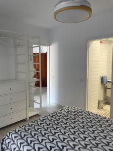 1 dormitorio con cama, tocador y espejo en Renovated modern apartment in the city center, en Santa Cruz de Tenerife