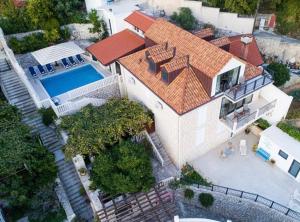 una vista aérea de una casa con piscina en Villa Vera Mlini en Mlini