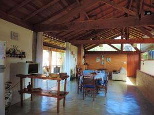 un salon avec une table et une salle à manger dans l'établissement Villa do Sol, à Conceição da Ibitipoca 22 autres photos