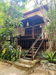 una casa con una escalera delante de ella en Chalés Mirante de Pipa, en Pipa