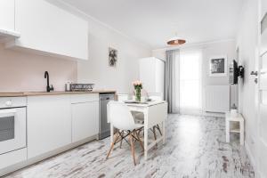 Kuchyňa alebo kuchynka v ubytovaní Ślusarska Apartment 2 + 6 fotografií