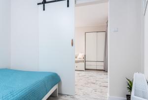 Giường trong phòng chung tại Ślusarska Apartment 2