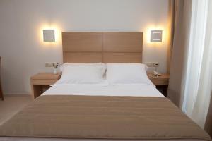 Ein Bett oder Betten in einem Zimmer der Unterkunft Aphrodite Samos Suites