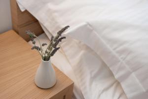 Ein Bett oder Betten in einem Zimmer der Unterkunft Aphrodite Samos Suites
