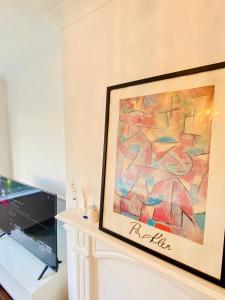 un cuadro de un cuadro en una pared en Cozy & Quiet Two Bedroom Apartment, en Chingford