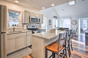 O bucătărie sau chicinetă la Hot Tub, Fire Pit and Game Room Tobyhanna Home!