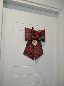 a bow on a white door with a plaid bow at Terra Mia Suite in Catania