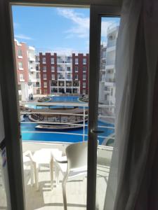 Tầm nhìn ra hồ bơi gần/tại “Aqua Palms Resort “apartment’s and villas