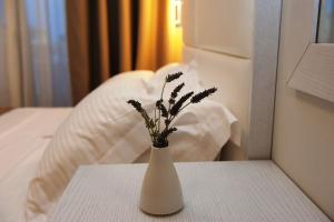 Ein Bett oder Betten in einem Zimmer der Unterkunft Aphrodite Samos Suites