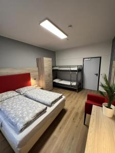 ein Schlafzimmer mit einem Bett, einem Sofa und einem Tisch in der Unterkunft Black Sheep in Köln