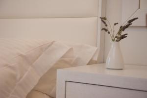 Ein Bett oder Betten in einem Zimmer der Unterkunft Aphrodite Samos Suites