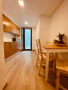 eine Küche und ein Esszimmer mit einem Tisch und Stühlen in der Unterkunft Living Funchal X in Funchal