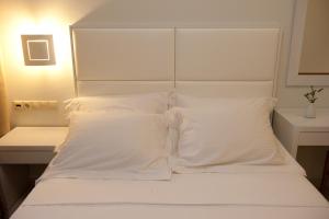 Ein Bett oder Betten in einem Zimmer der Unterkunft Aphrodite Samos Suites