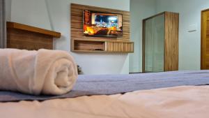 um quarto de hotel com uma cama com uma toalha em Boulevard Montreal em Monte Verde
