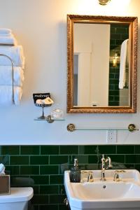 y baño con lavabo y espejo. en Nicholson House at Beaujolais, en Mendocino