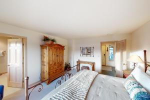 1 dormitorio con 1 cama y armario de madera en Wapiti Wonderland, en Fraser